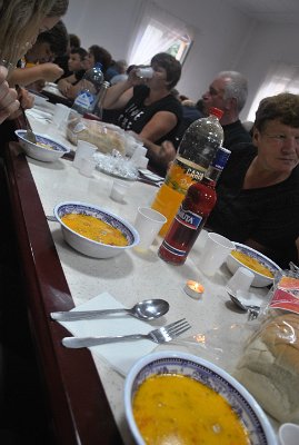 14_Tradiční rumunská polévka ciorbă podávaná na pohřební hostině